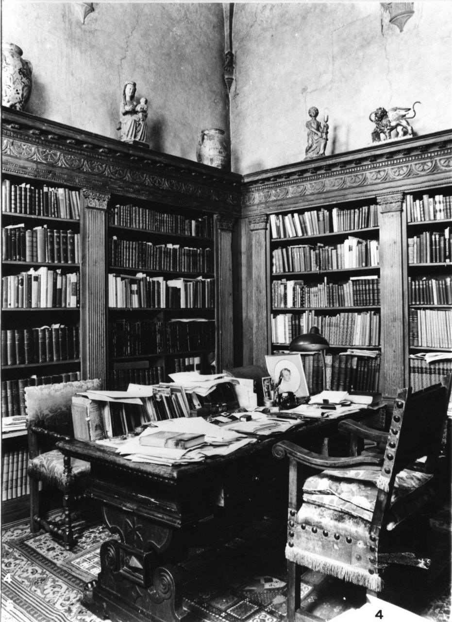 angelo reggicandelabro (statuetta, serie) - bottega Italia centrale (sec. XVI)