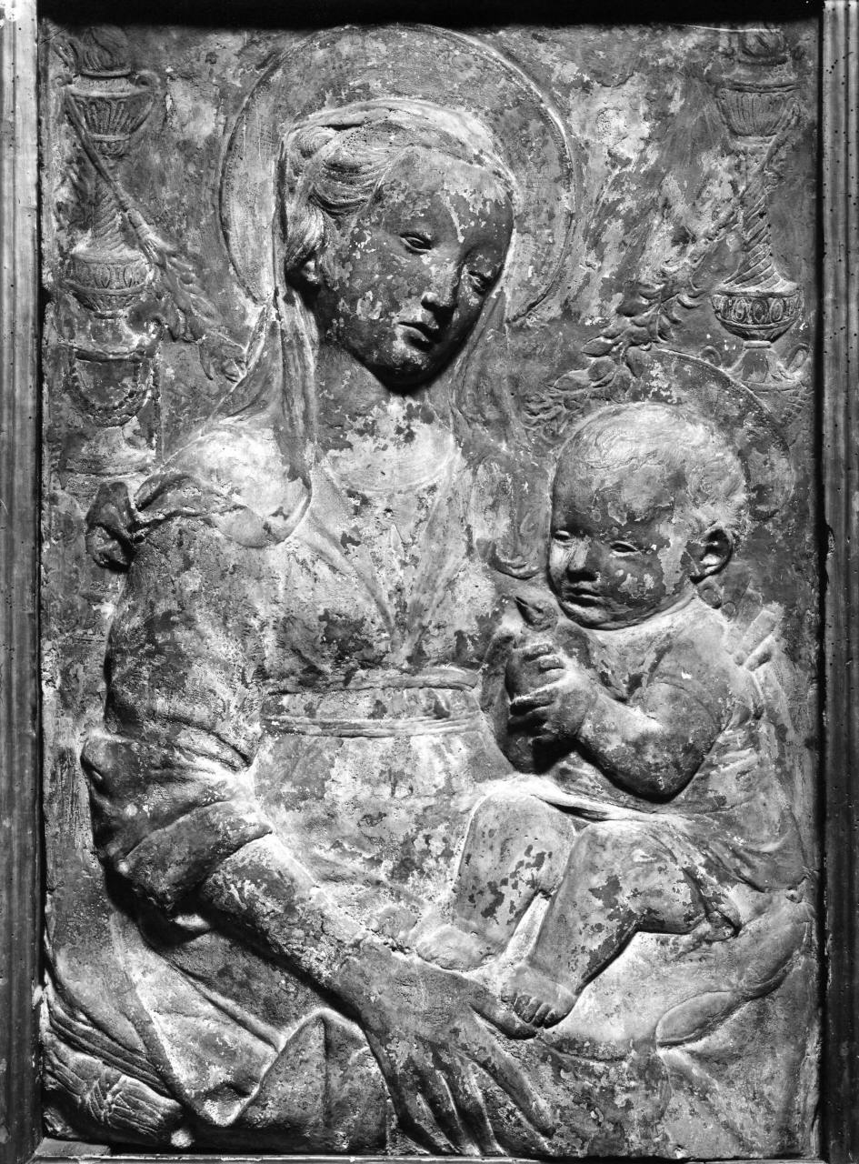 Madonna con Bambino (rilievo) di Desiderio da Settignano (cerchia) (sec. XV)