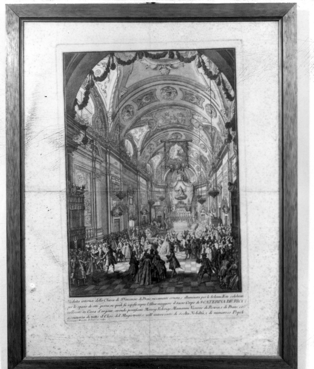veduta interna della chiesa di S. Vincenzo a Prato, in occasione dell'esposizione del corpo di Santa Caterina de' Ricci (stampa) di Zocchi Giuseppe (secondo quarto sec. XVIII)