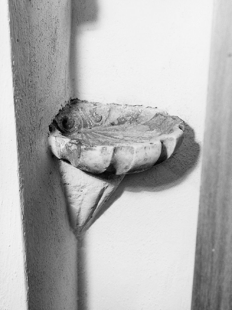 motivo decorativo a valve di conchiglia (acquasantiera - a conchiglia) - bottega toscana (sec. XVIII)