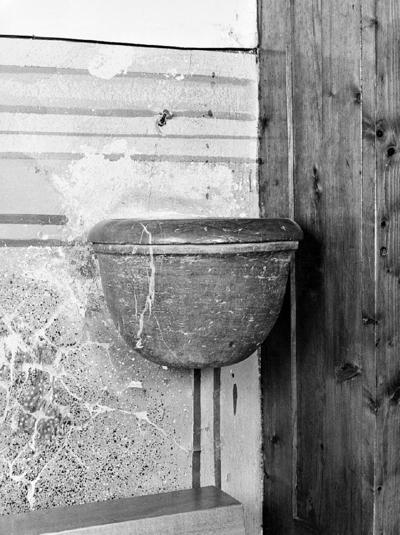 acquasantiera da parete, serie - bottega toscana (prima metà sec. XX)