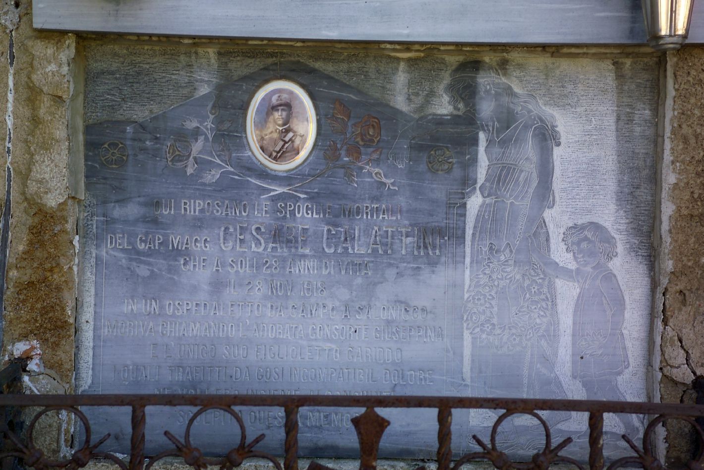 figura femminile con bambino (lapide tombale) - bottega toscana (sec. XX)