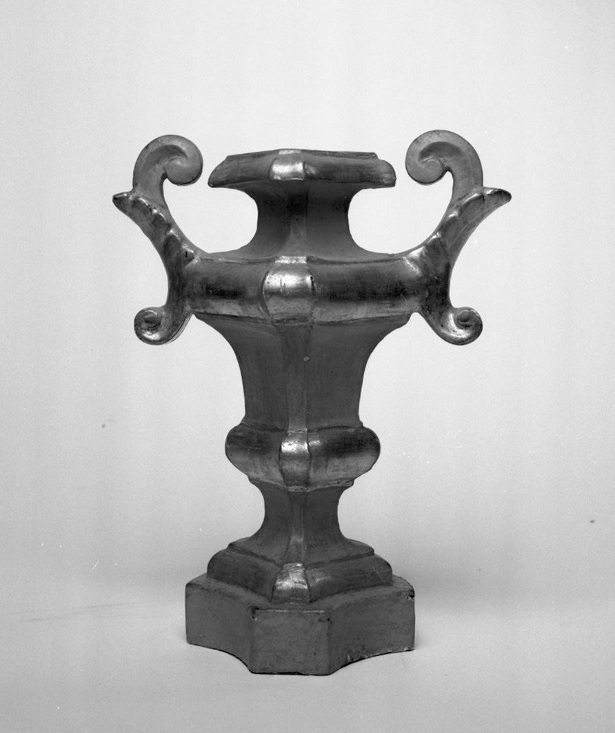 vaso d'altare con composizione floreale, serie - bottega toscana (seconda metà sec. XVIII)