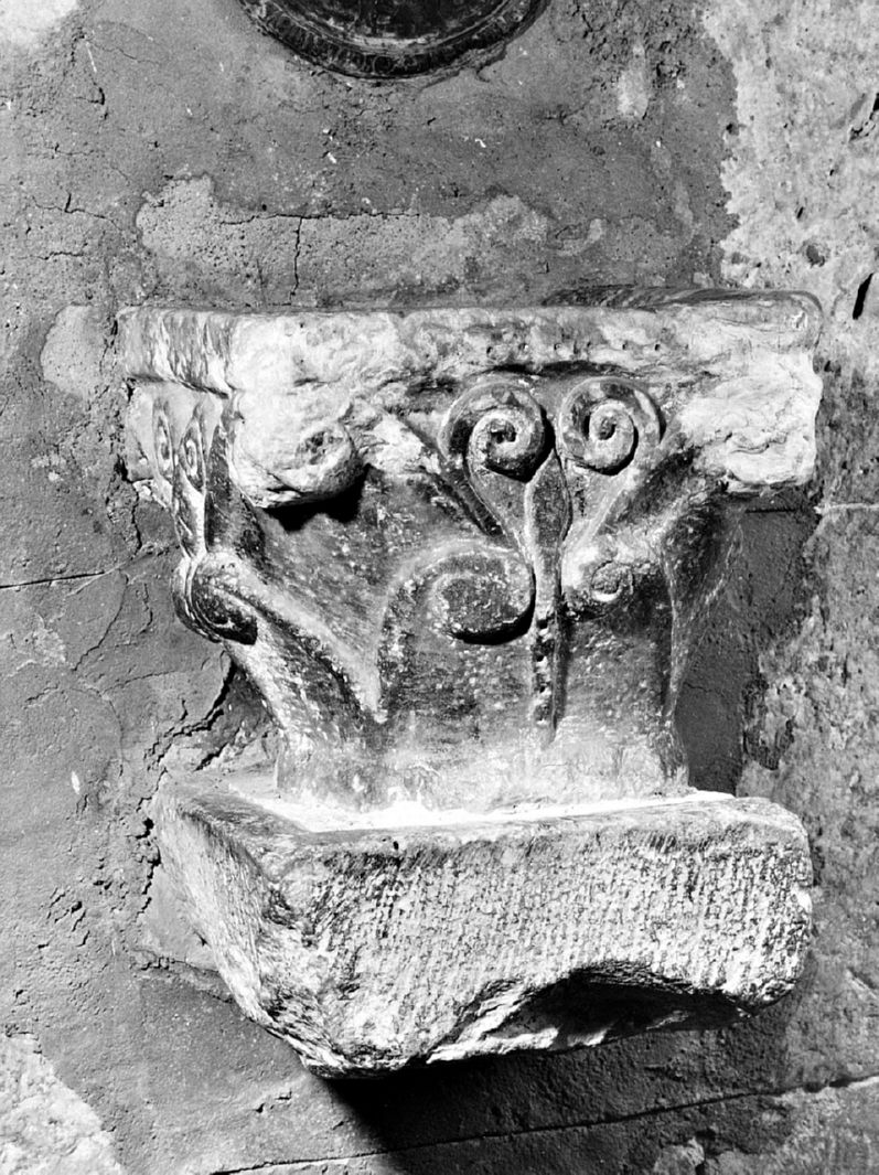 motivi decorativi vegetali stilizzati (acquasantiera) - ambito toscano (seconda metà sec. XI)