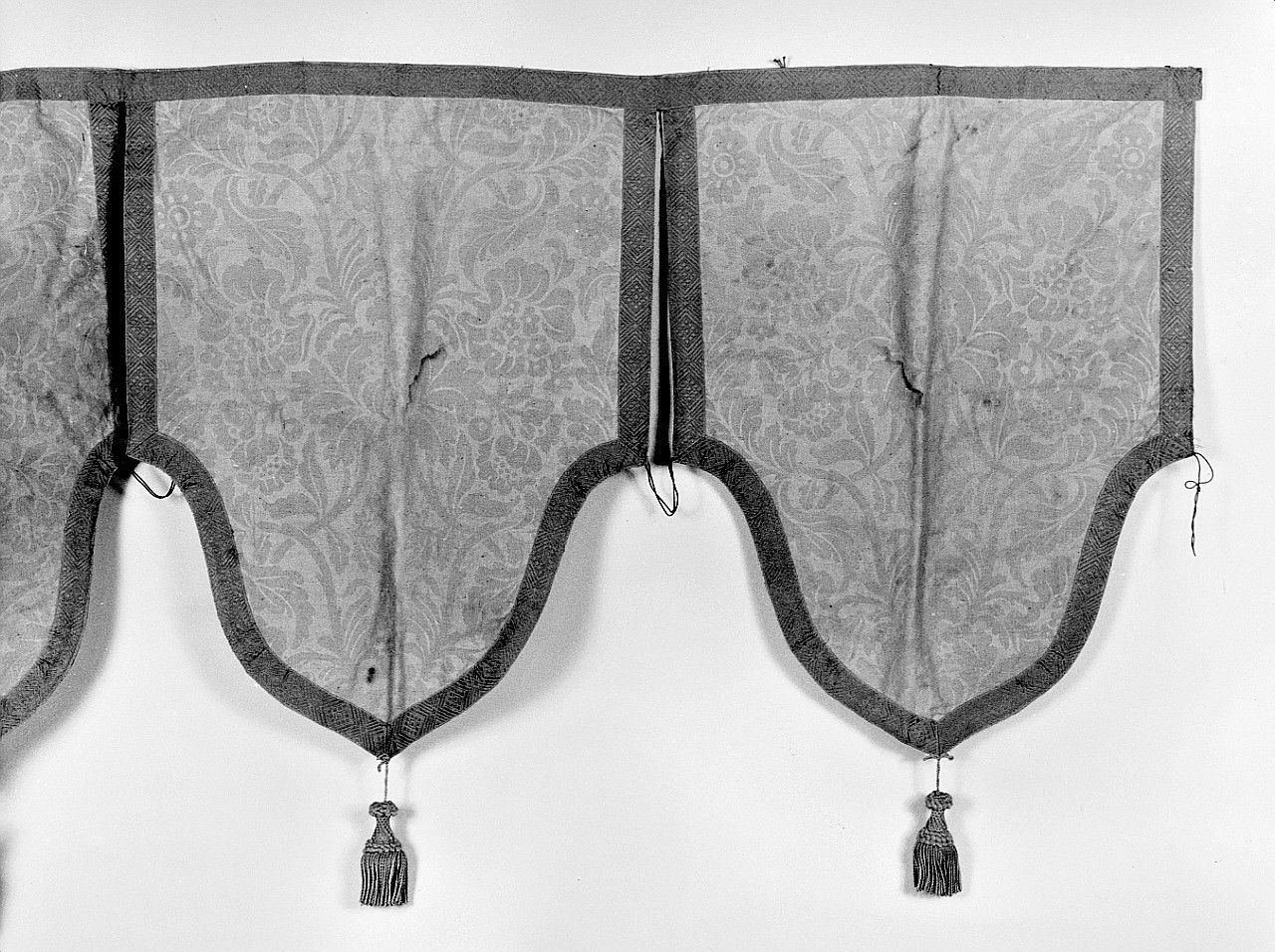 motivi decorativi floreali (lambrecchino di baldacchino, elemento d'insieme) - manifattura toscana (prima metà sec. XIX)