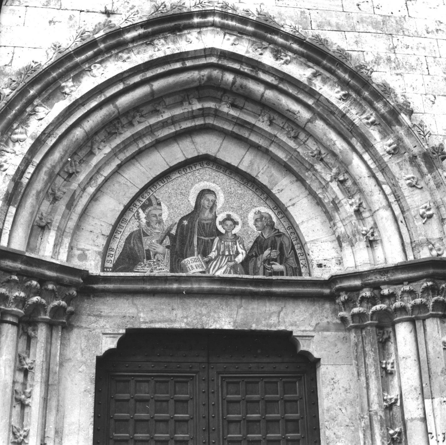 Madonna con Bambino con San Cassiano e San Leonardo (decorazione musiva) - bottega toscana (metà sec. XX)