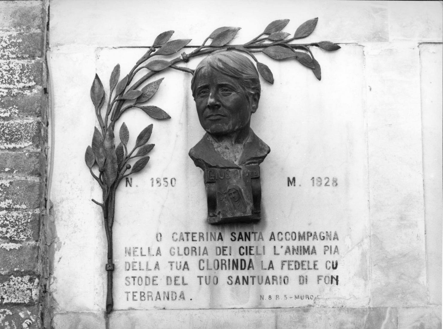 busto ritratto di Clorinda Tuci (monumento funebre) di Trapassi Ezio (sec. XX)