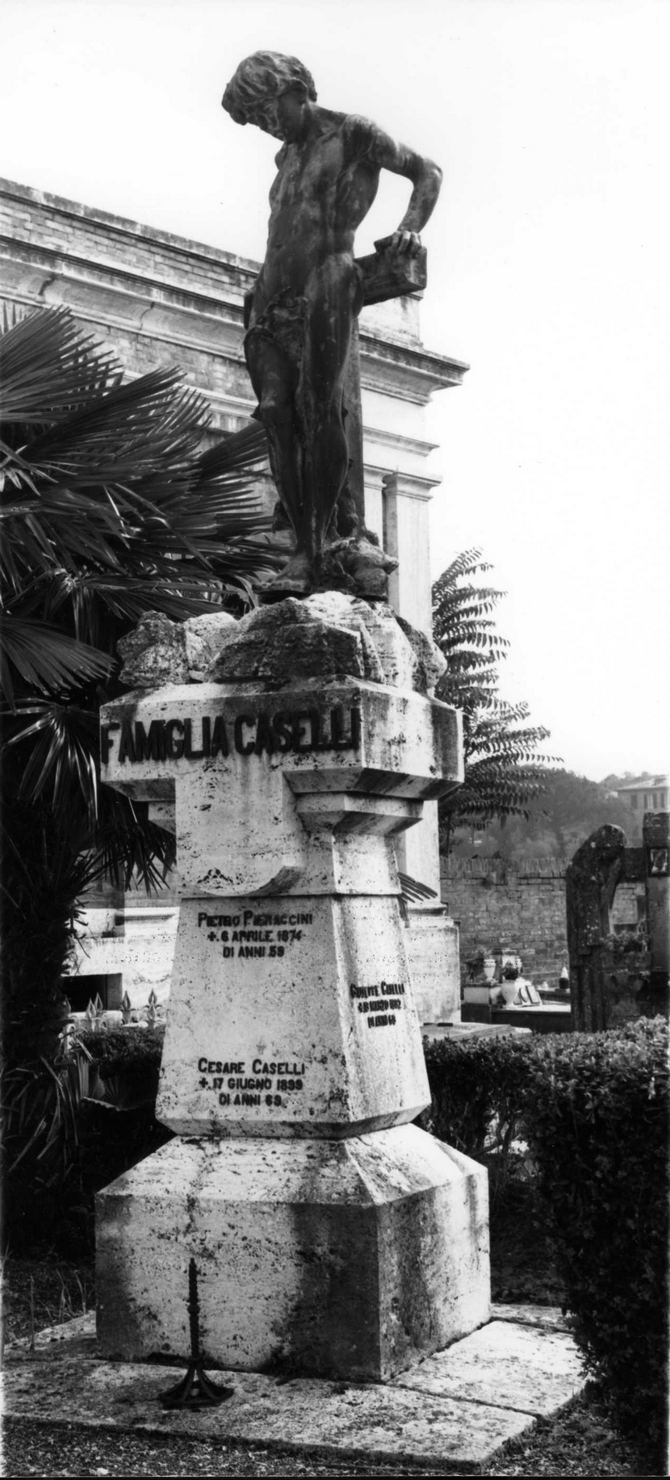 La fiducia nella Croce, figura maschile (monumento funebre) di Fracassi Patrizio (sec. XX)