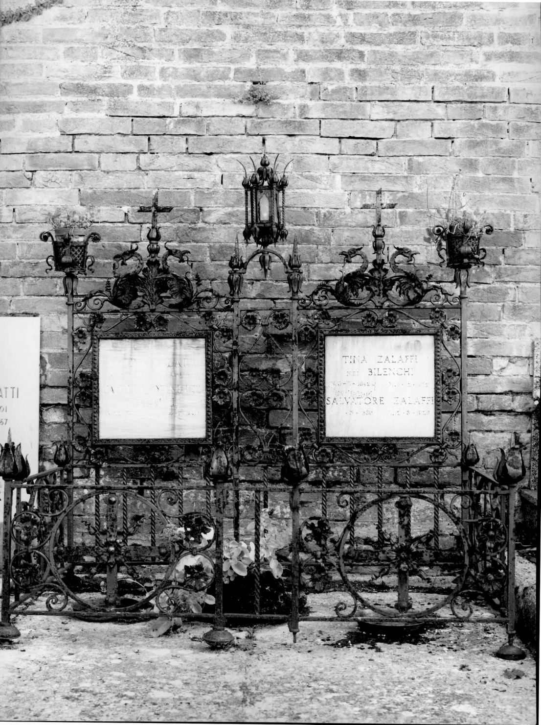 motivi decorativi vegetali e animali (monumento funebre) di Zalaffi Salvatore (bottega) (sec. XX)