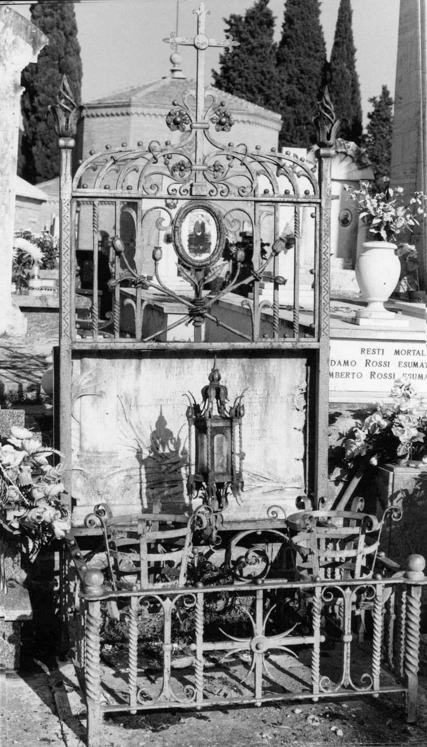 motivi decorativi vegetali stilizzati (monumento funebre) - bottega senese (prima metà sec. XX)