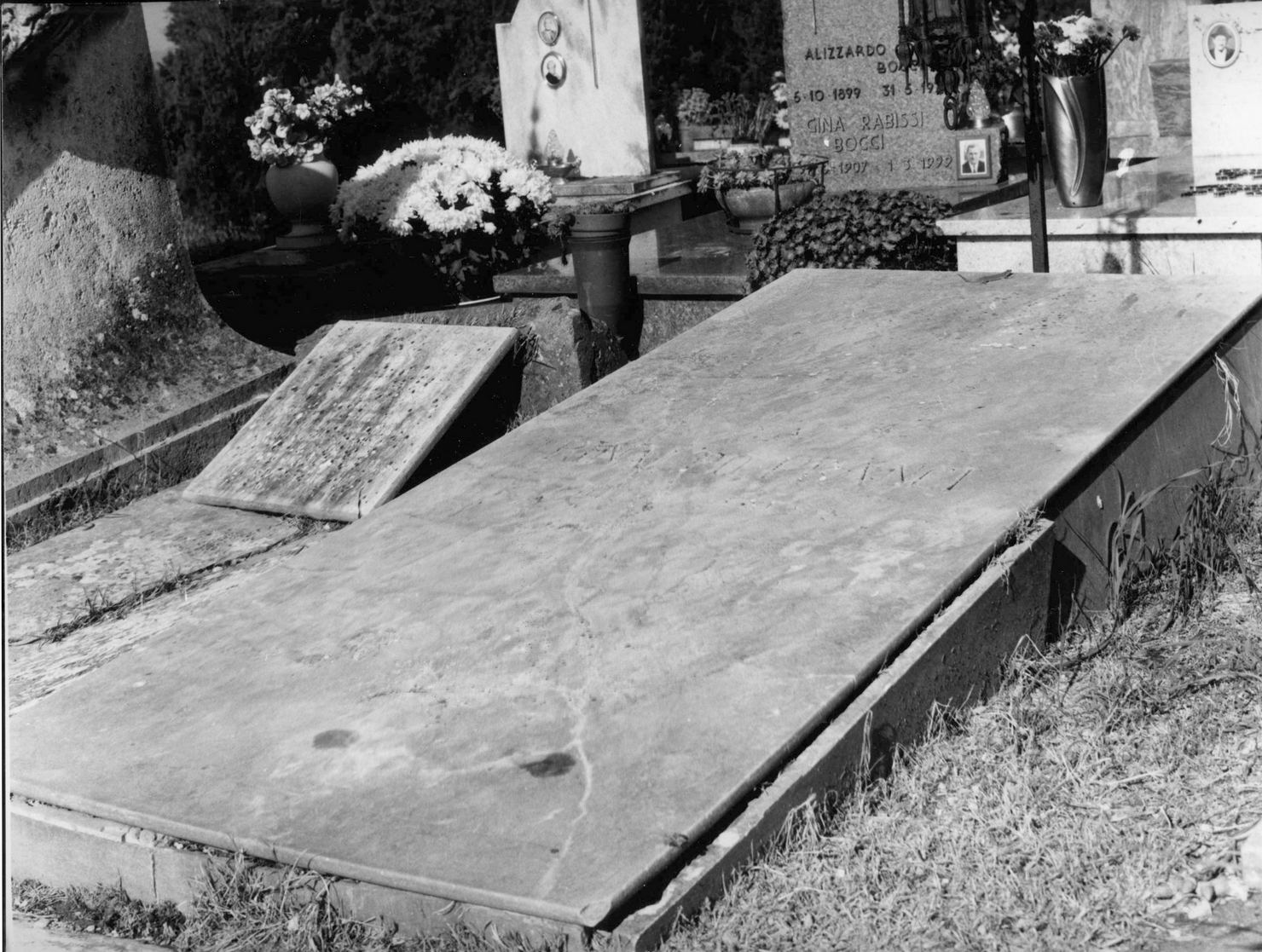 motivi decorativi a tralci di vite (lastra tombale) - bottega senese (sec. XX)