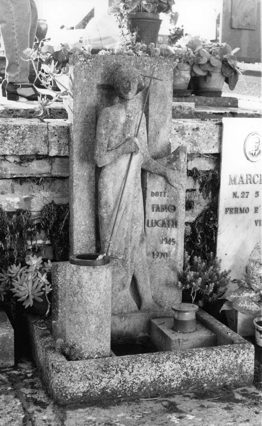 Cristo risorto (monumento funebre) di Olla Pier Luigi (sec. XX)