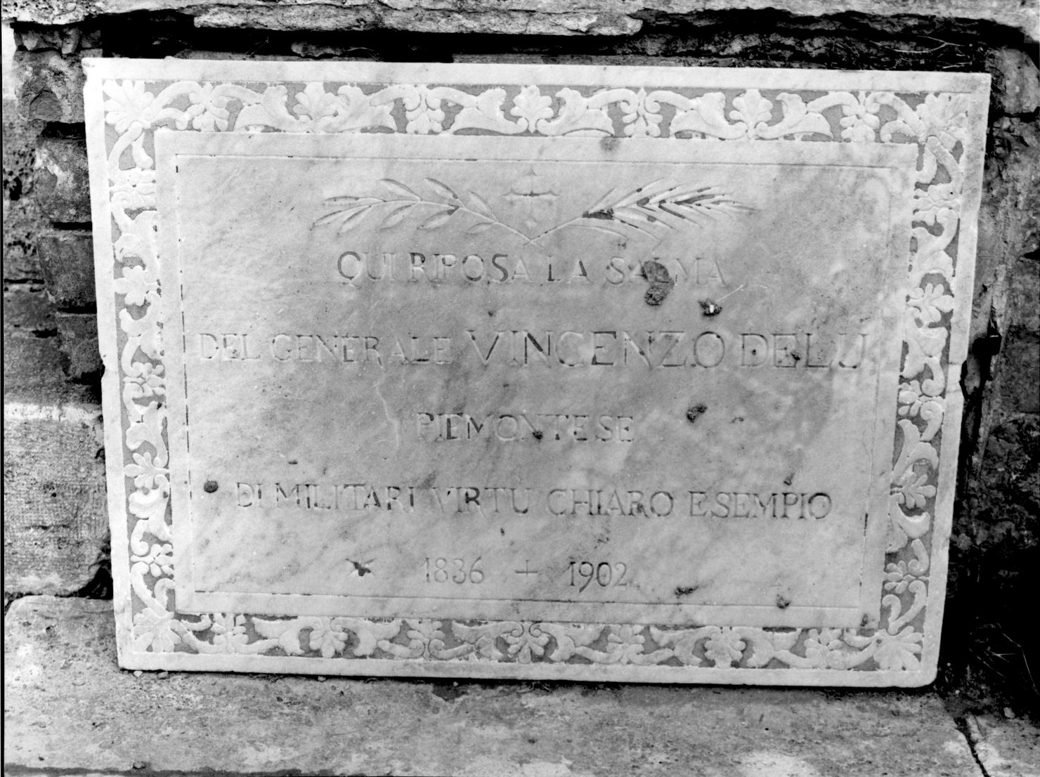 motivi decorativi vegetali stilizzati (lapide tombale) - bottega senese (sec. XX)