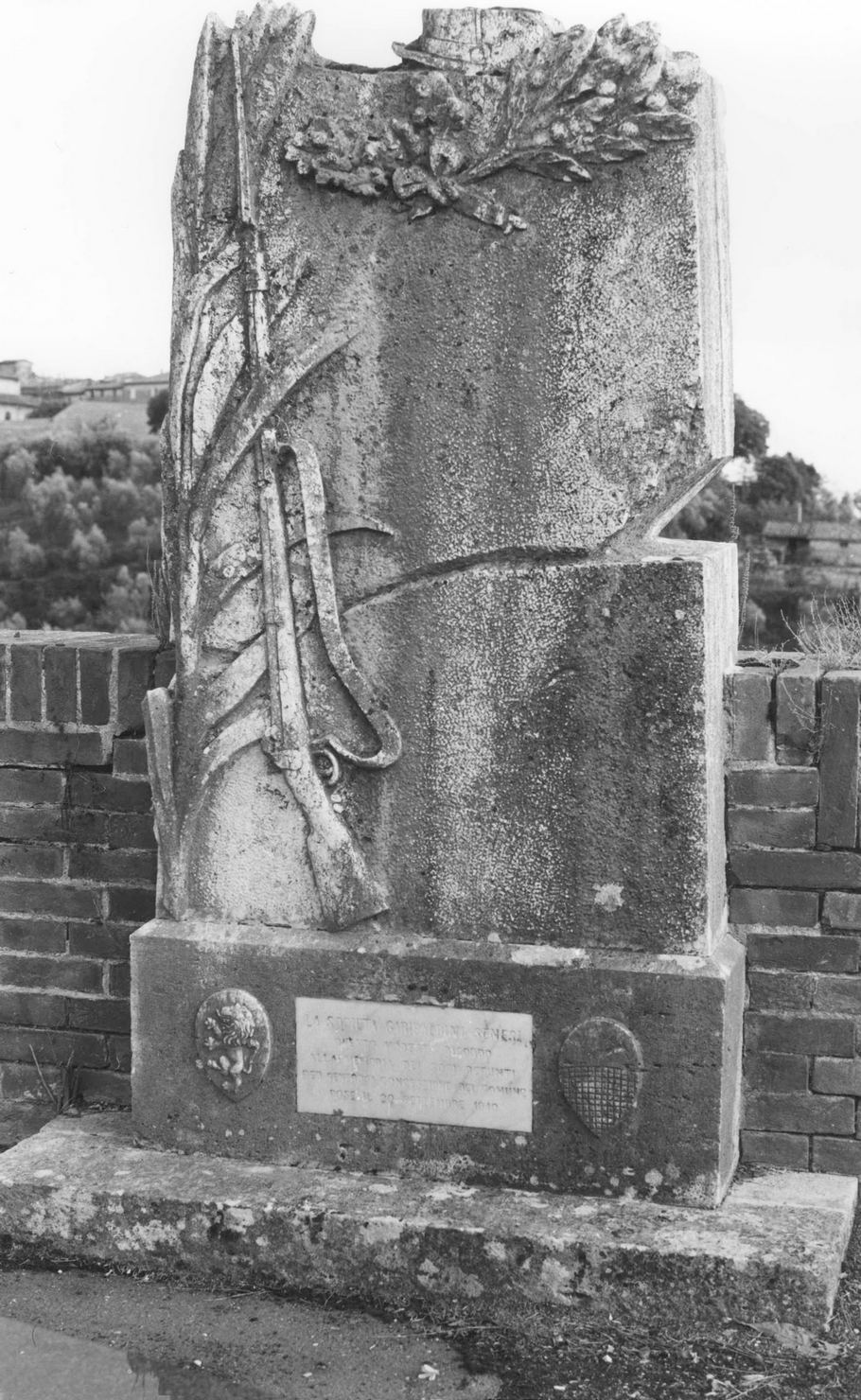 motivi decorativi vegetali (monumento funebre) - bottega senese (sec. XX)