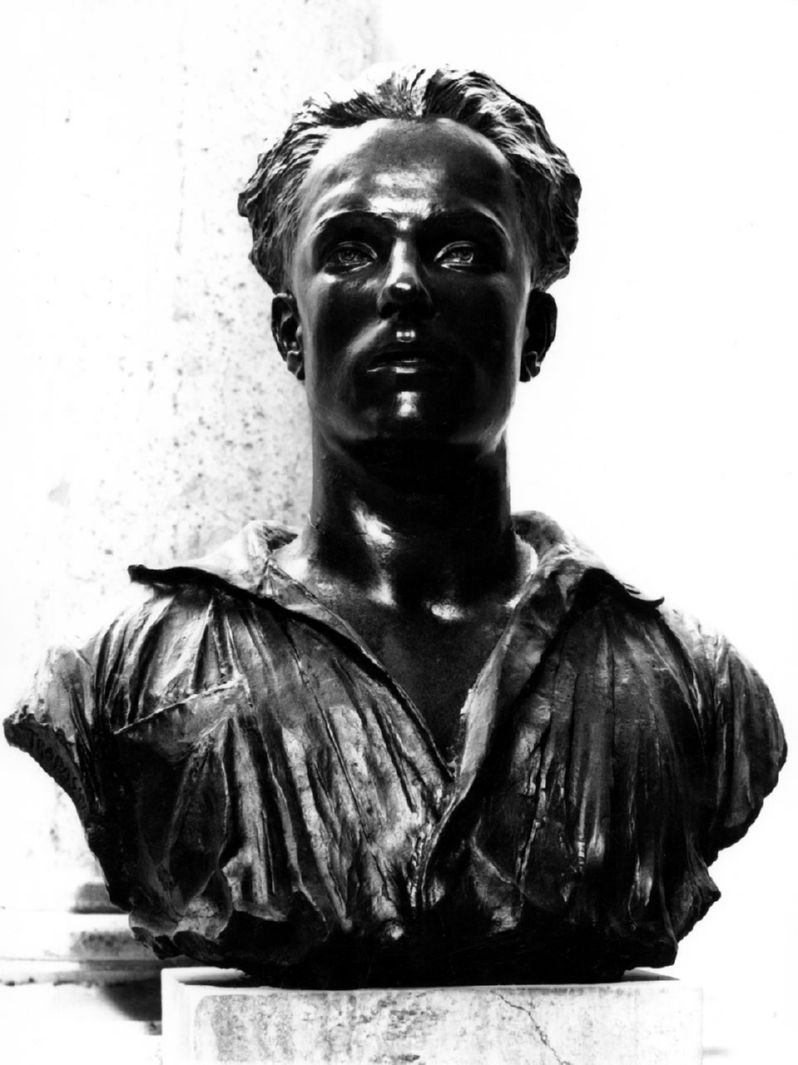 busto ritratto di Rino Daus (monumento funebre) di Trapassi Ezio (sec. XX)