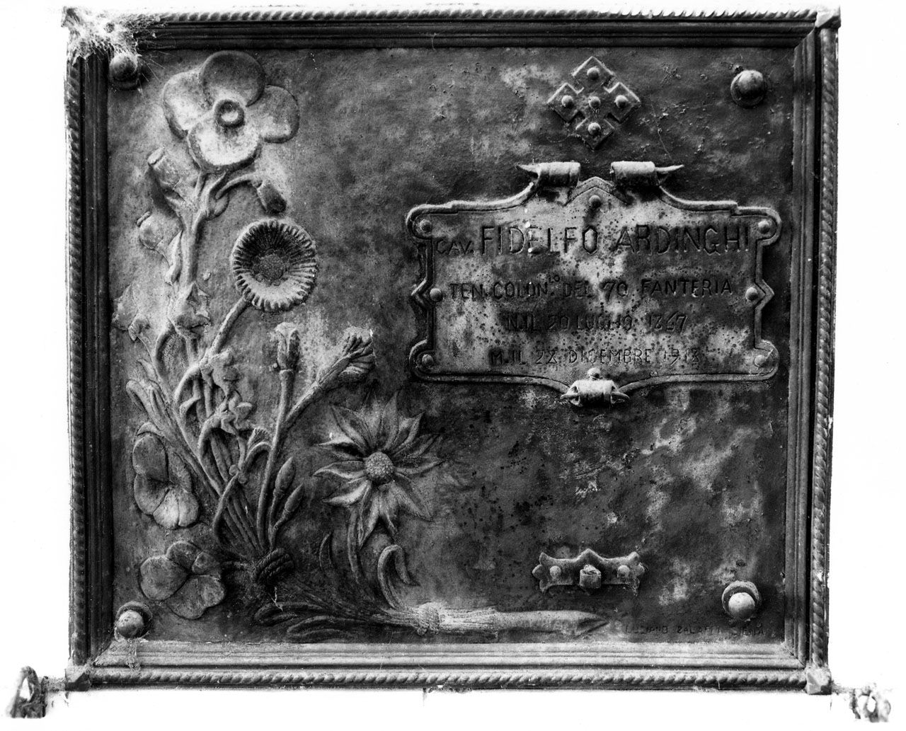 motivi decorativi floreali (lapide) di Zalaffi Luciano (sec. XX)