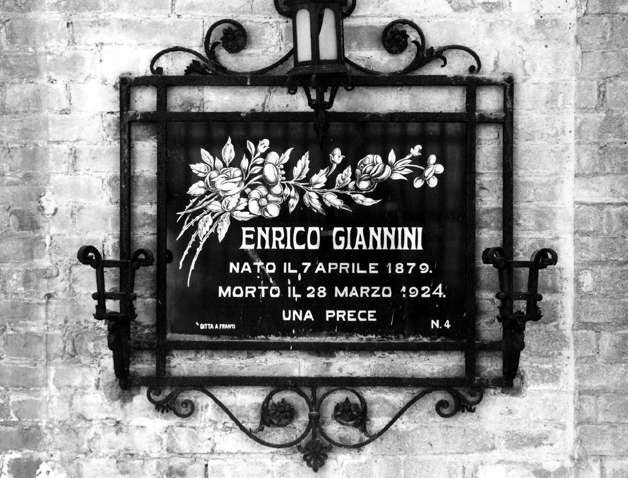 motivi decorativi floreali (lapide tombale) - bottega senese (sec. XX)