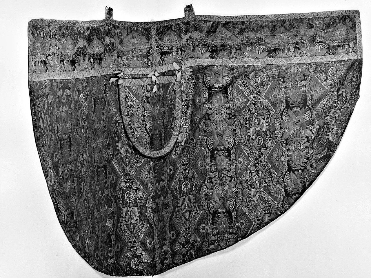 motivi decorativi geometrici e vegetali (piviale) - manifattura francese (secc. XVII/ XVIII)