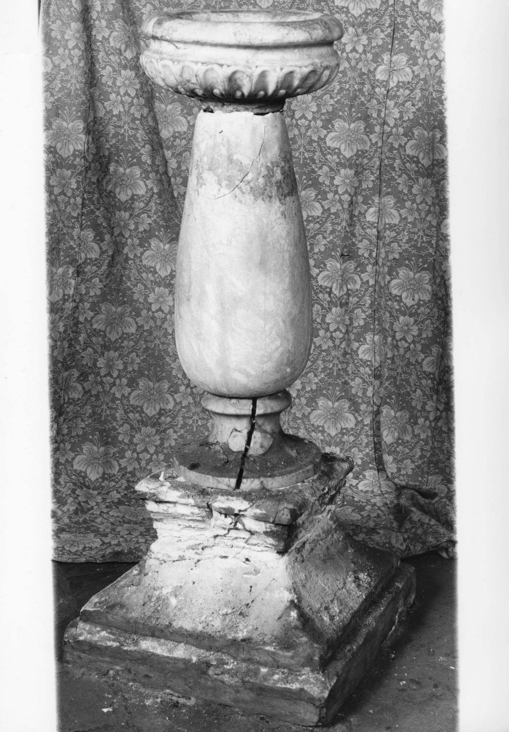 acquasantiera - a fusto - bottega senese (seconda metà sec. XVI)