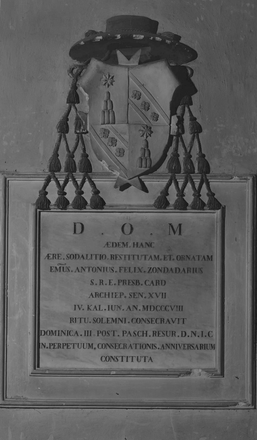 stemma vescovile (lapide) - bottega senese (sec. XIX)