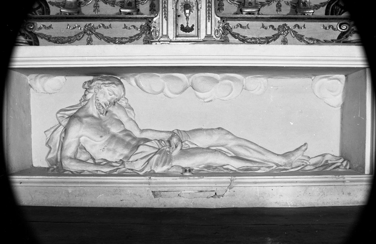 Cristo nel sepolcro (rilievo) di Mazzuoli Giuseppe il Vecchio (attribuito) (fine/inizio secc. XVII/ XVIII)