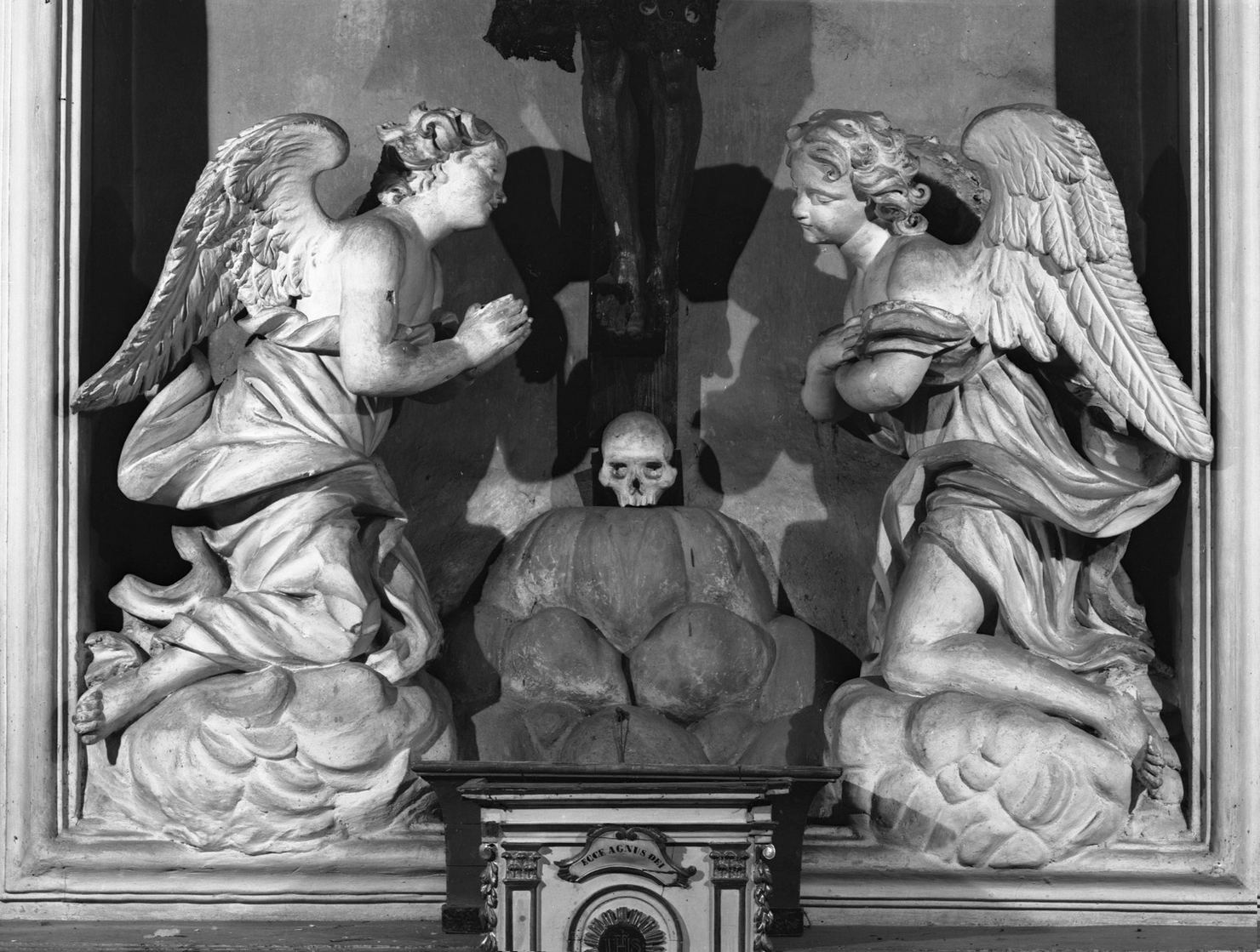 angeli adoranti (statua, coppia) di Mazzuoli Giuseppe il Vecchio (attribuito) (fine/inizio secc. XVII/ XVIII)