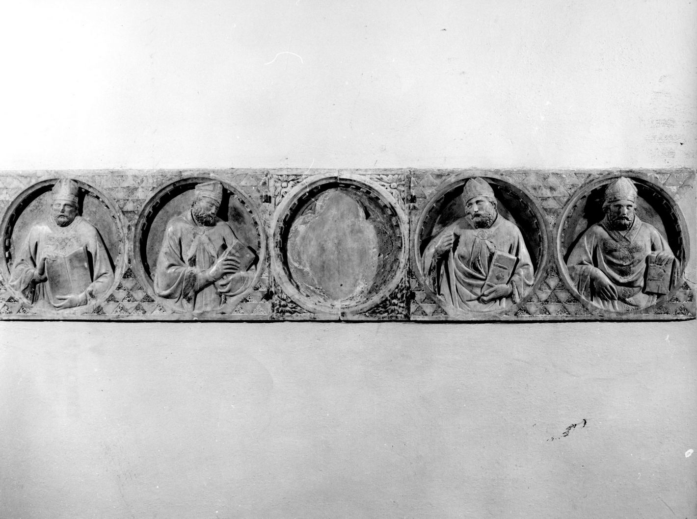 I quattro Santi vescovi protettori di Volterra (rilievo) - bottega senese (sec. XIV)