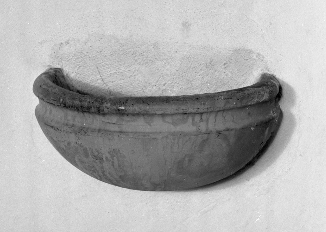 acquasantiera da parete - bottega amiatina (seconda metà sec. XVII)