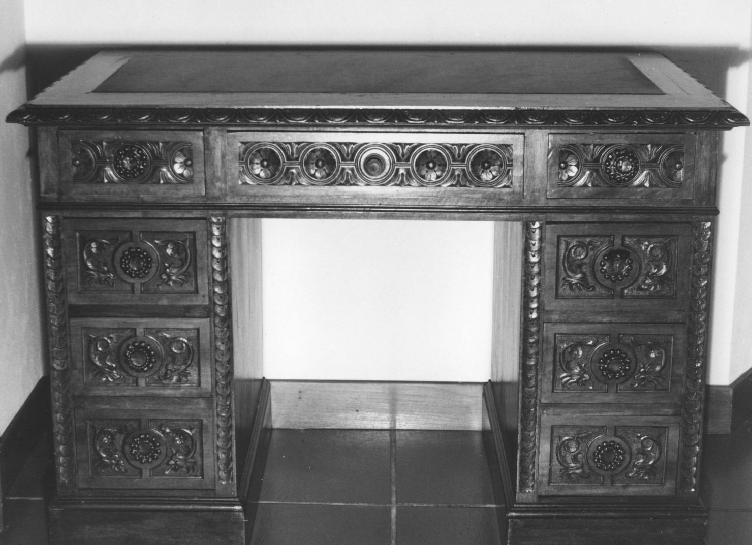 motivi decorativi vegetali (scrivania) - bottega toscana (primo quarto sec. XX)