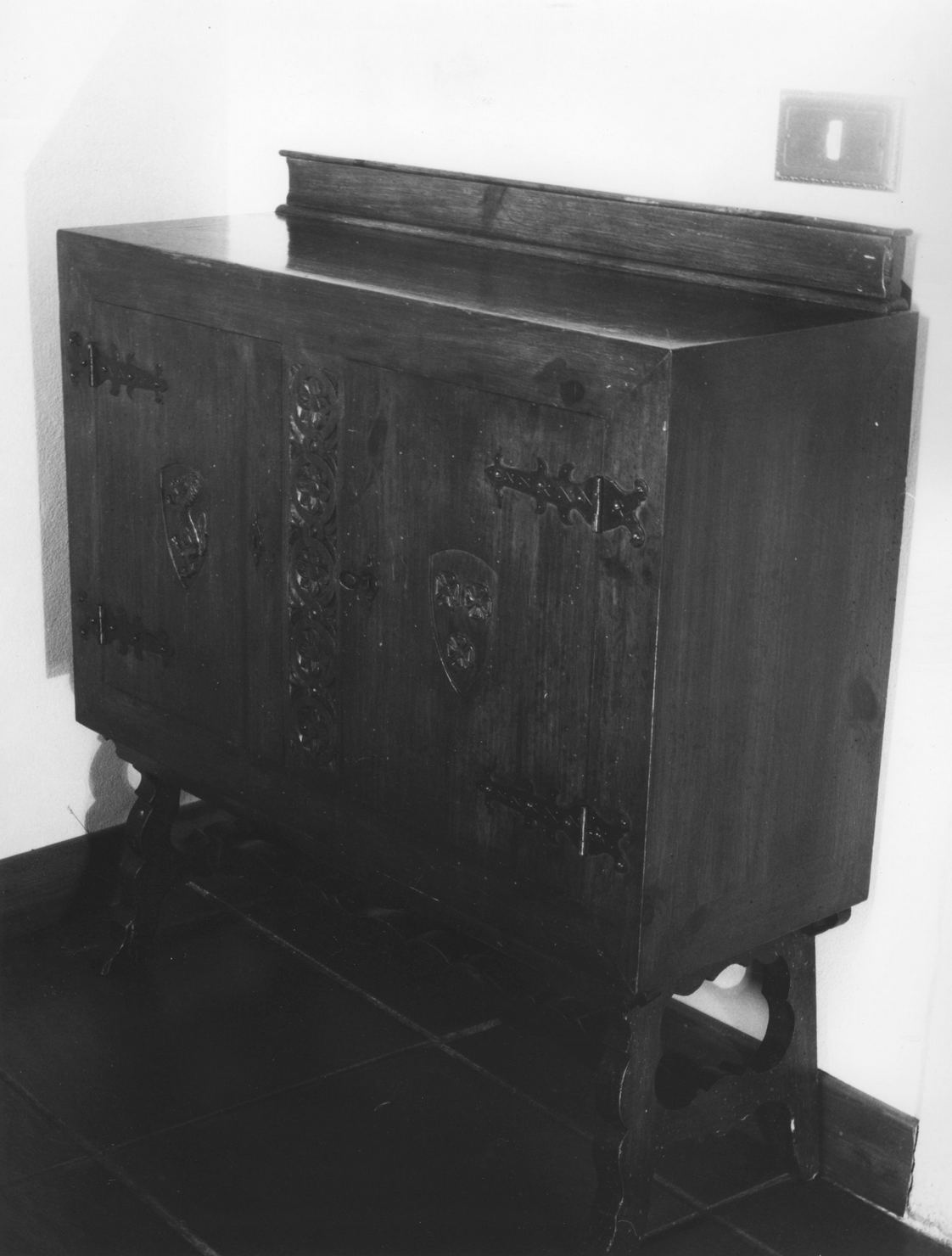 credenza - bottega toscana (prima metà sec. XX)