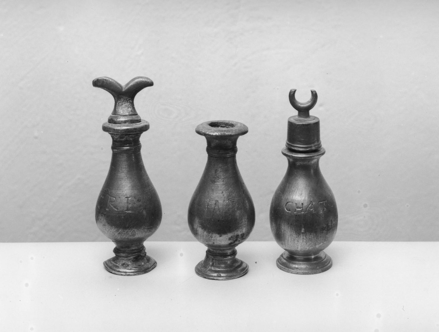 vasetti per oli santi, serie - bottega toscana (prima metà sec. XVIII)