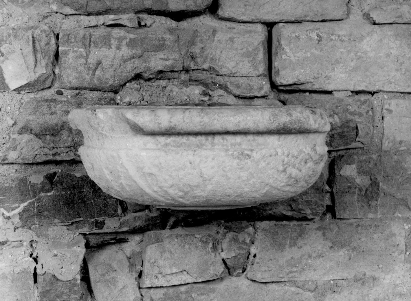 acquasantiera da parete - bottega toscana (sec. XVII)