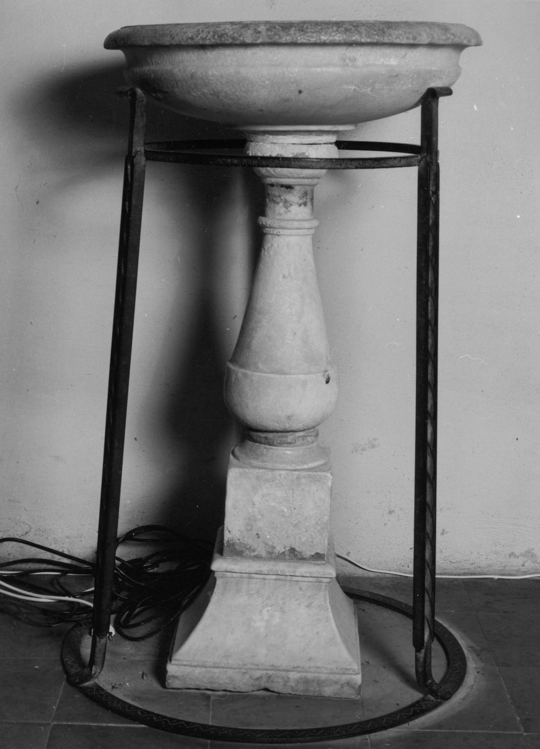 acquasantiera - a fusto - bottega toscana (seconda metà sec. XVI)