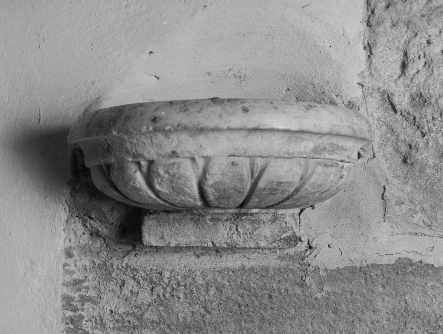 acquasantiera da parete - bottega toscana (seconda metà sec. XVI)