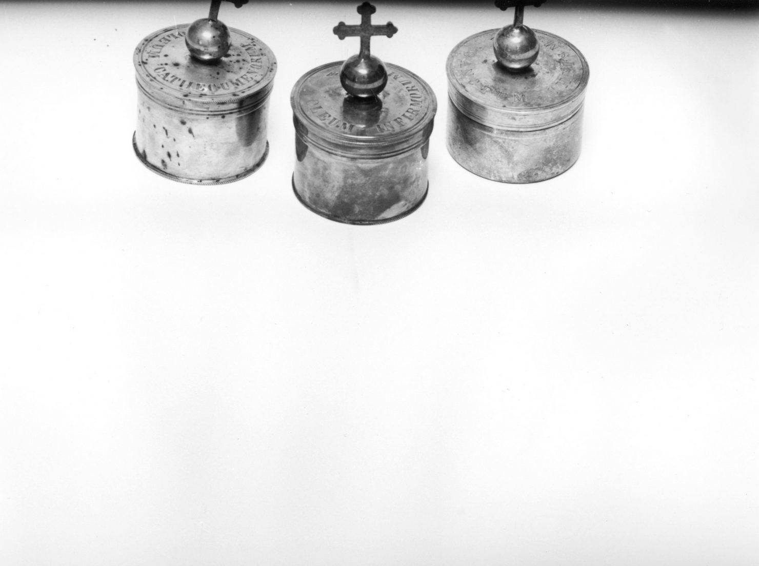 vasetti per oli santi, serie - bottega toscana (prima metà sec. XVIII)