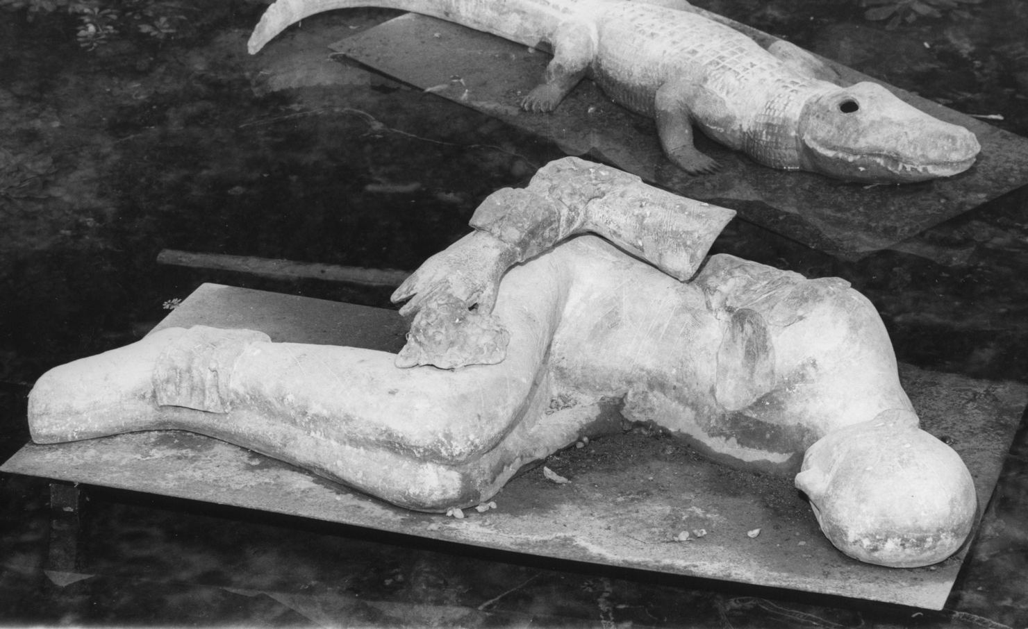 Dormiente, figura dormiente (scultura, elemento d'insieme) di Paladino Mimmo (Domenico) (sec. XX)