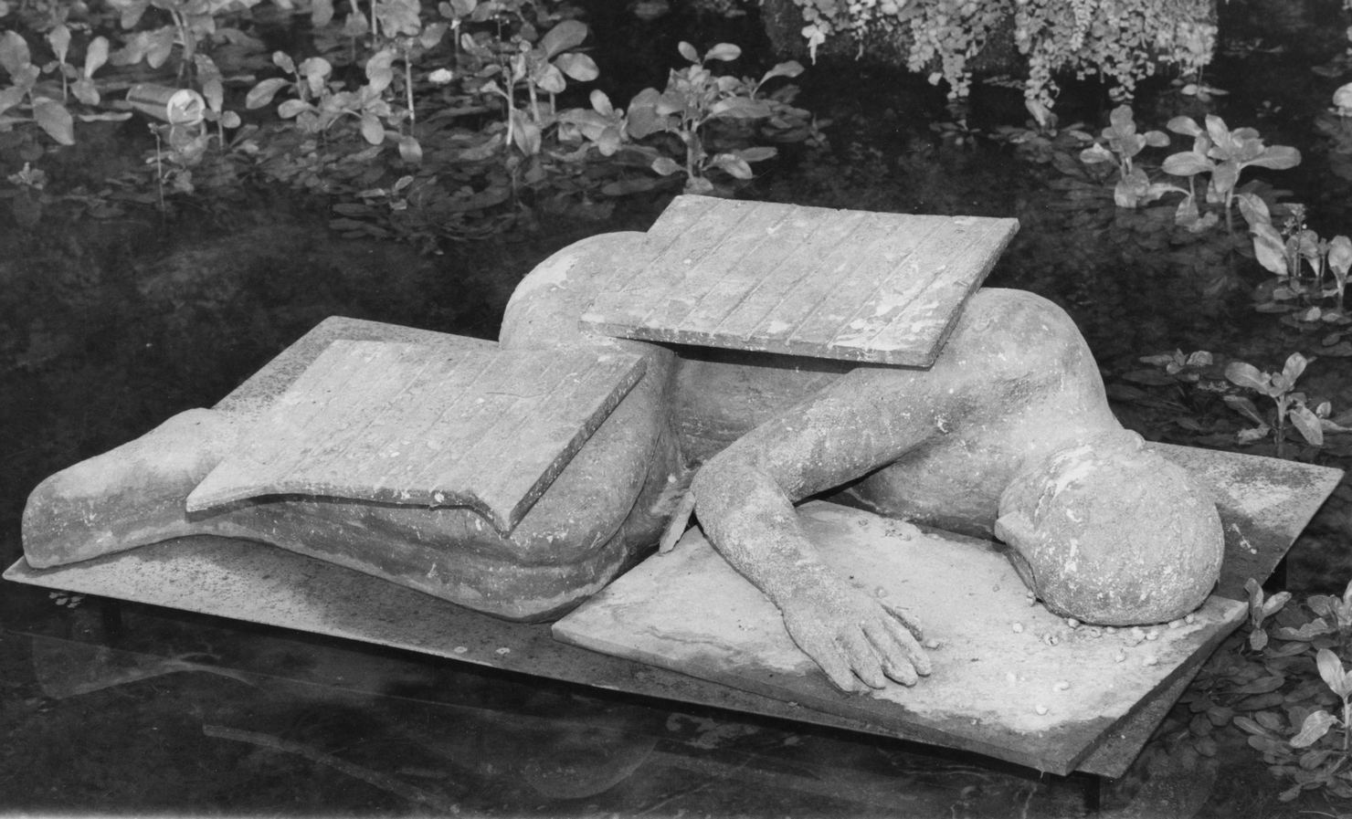 Dormiente, figura dormiente (scultura, elemento d'insieme) di Paladino Mimmo (Domenico) (sec. XX)