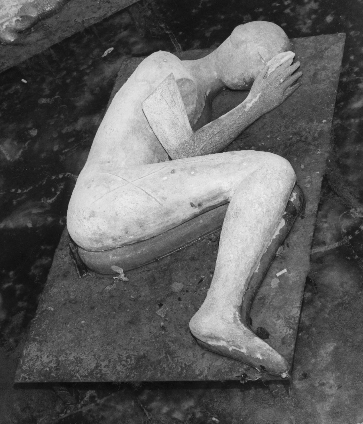 Dormiente, figura dormiente (scultura, elemento d'insieme) di Paladino Mimmo (Domenico) (sec. XX)