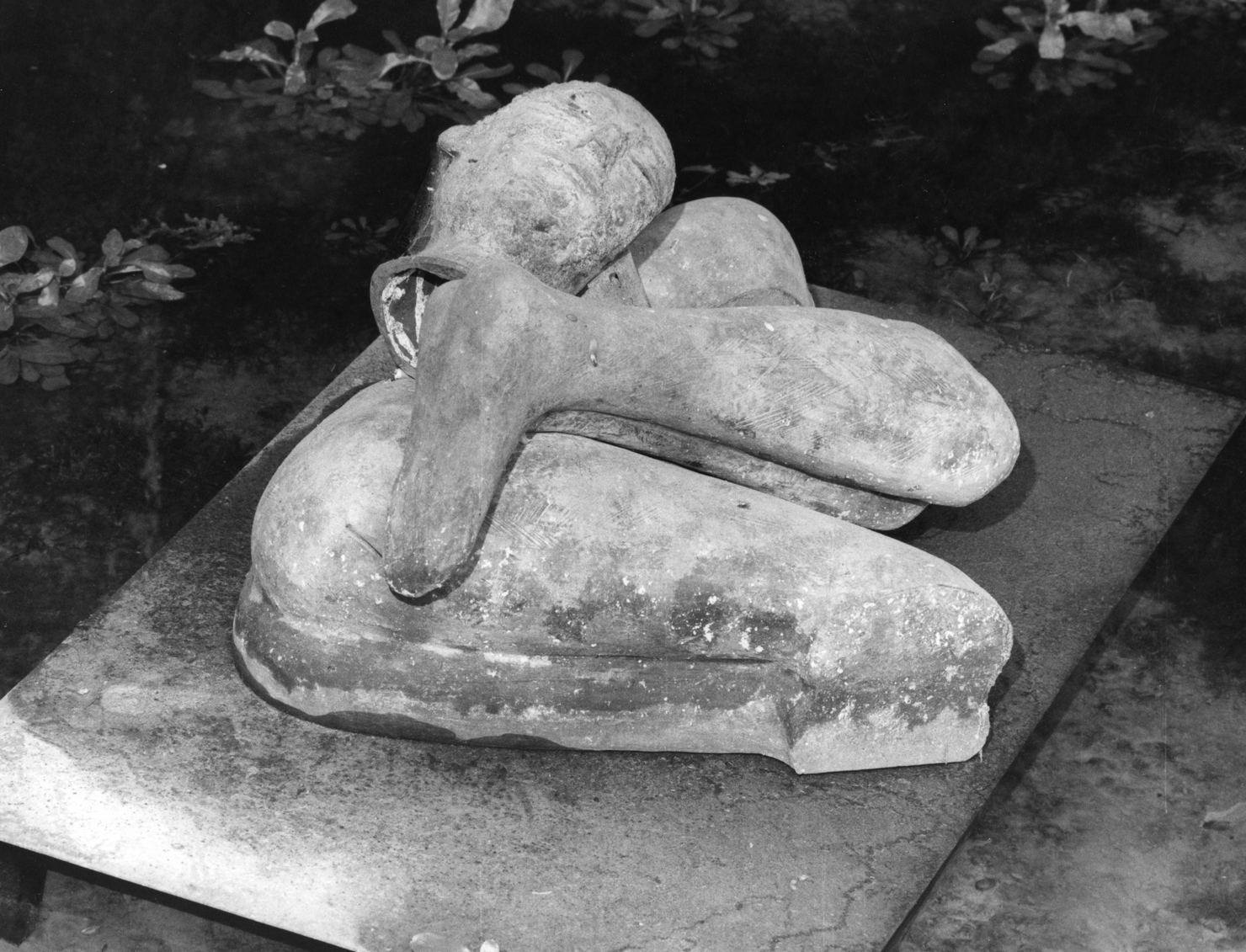 Dormiente, figura dormiente (scultura, elemento d'insieme) di Paladino Mimmo (Domenico) (sec. XX)