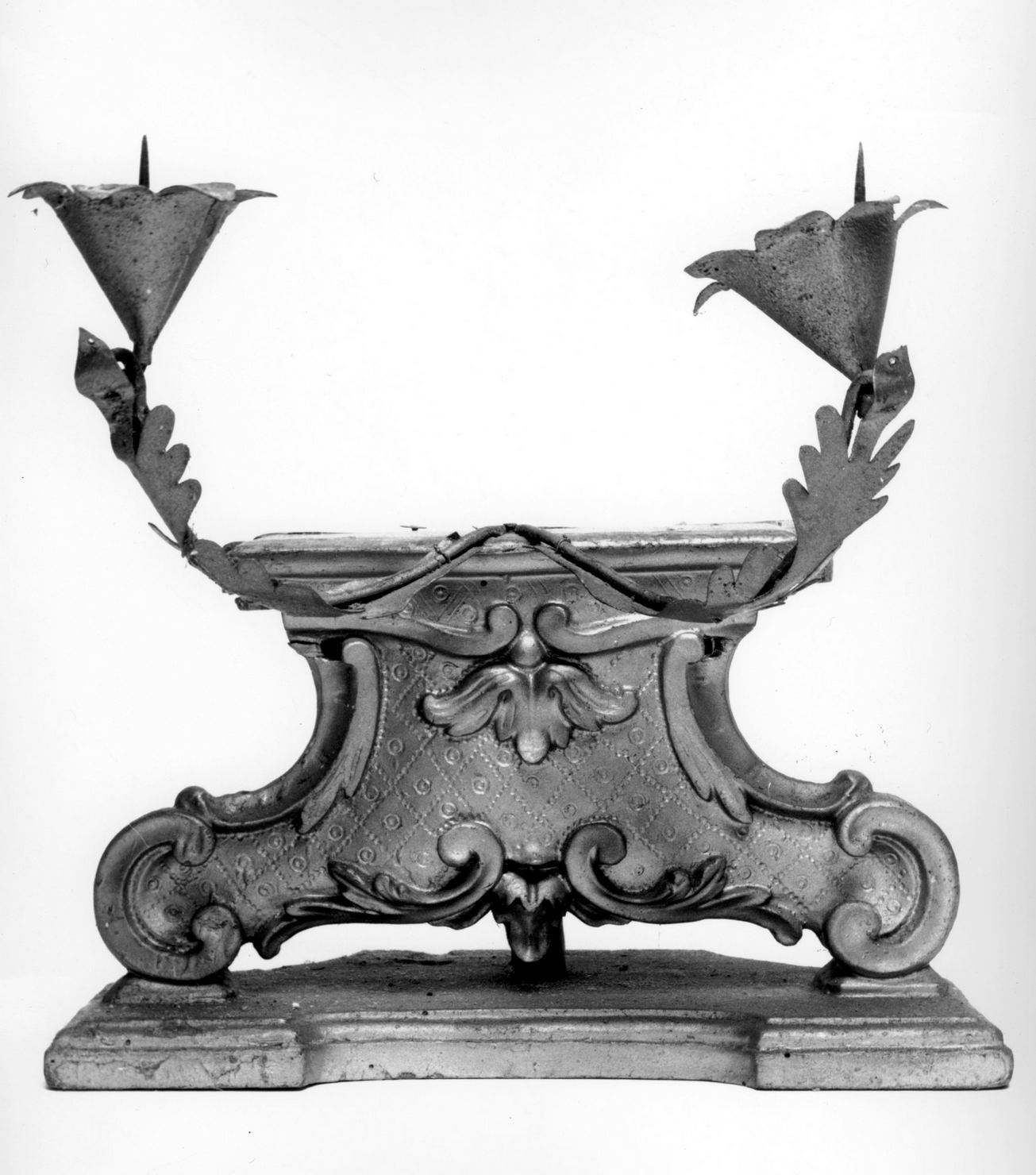 motivi decorativi a volute (tronetto per esposizione eucaristica) - manifattura toscana (seconda metà sec. XVIII)