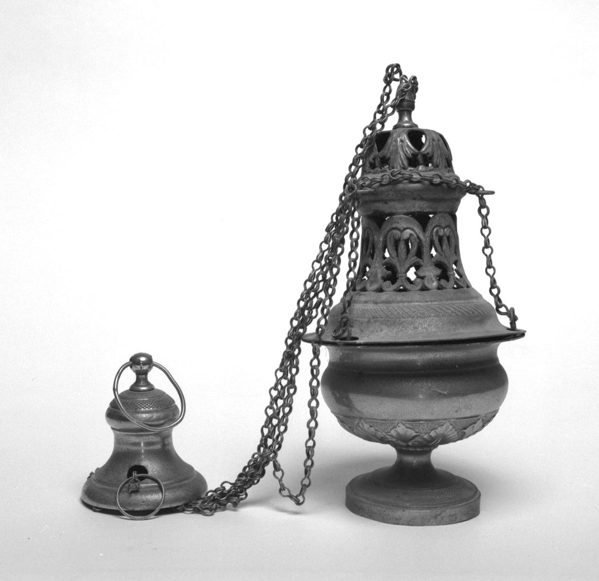 motivi decorativi a foglie d'acanto (turibolo) - manifattura toscana (metà sec. XIX)