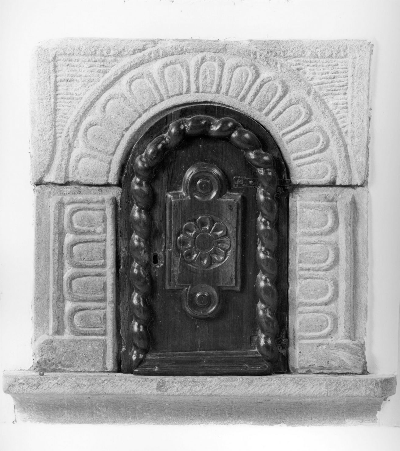 tabernacolo - a frontale architettonico - ambito toscano (sec. XIV)