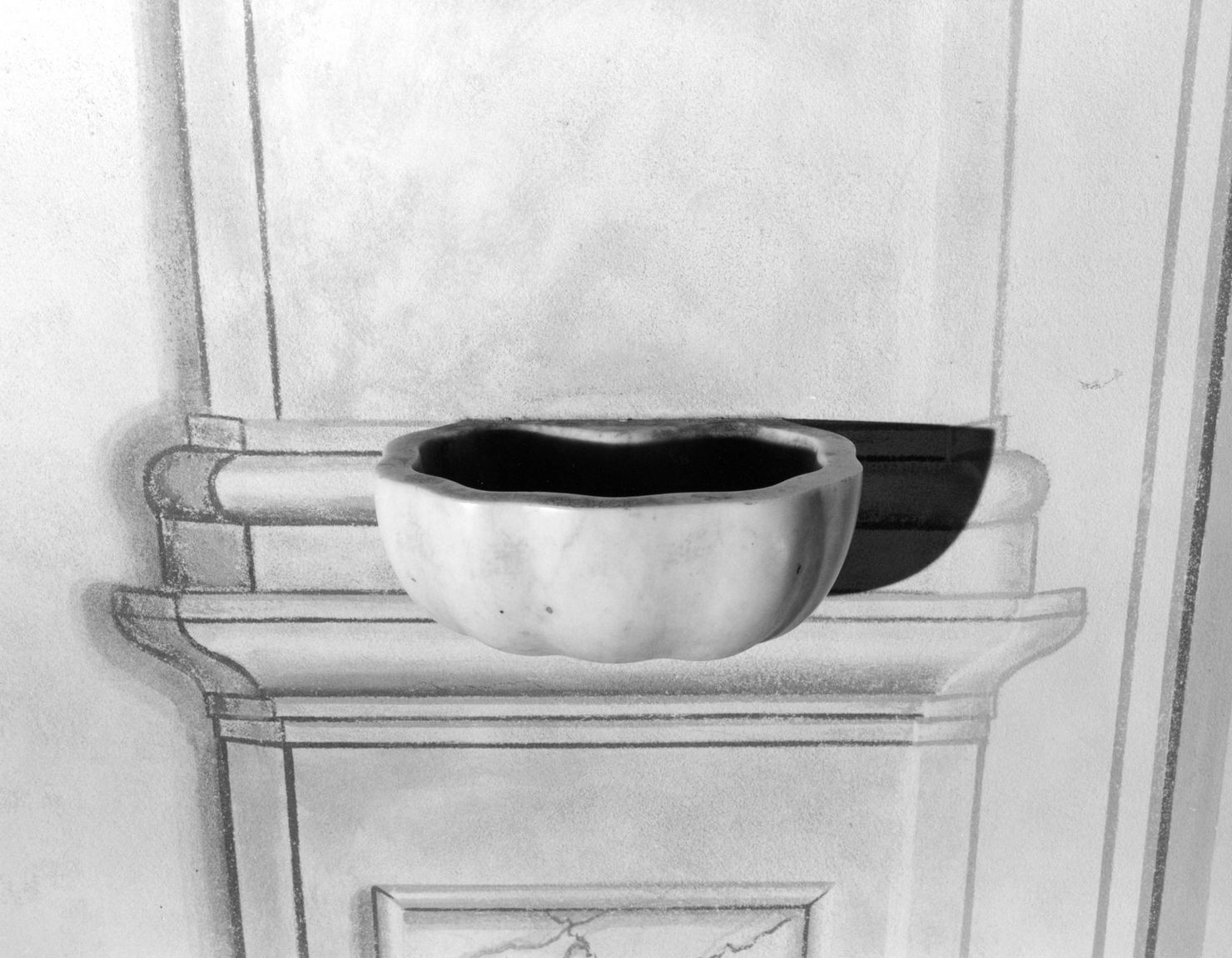 acquasantiera da parete - bottega toscana (sec. XIX)