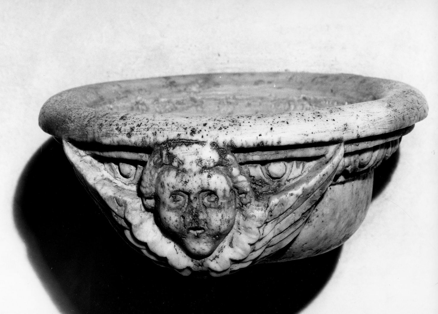 acquasantiera da parete - bottega amiatina (fine/inizio secc. XVI/ XVII)