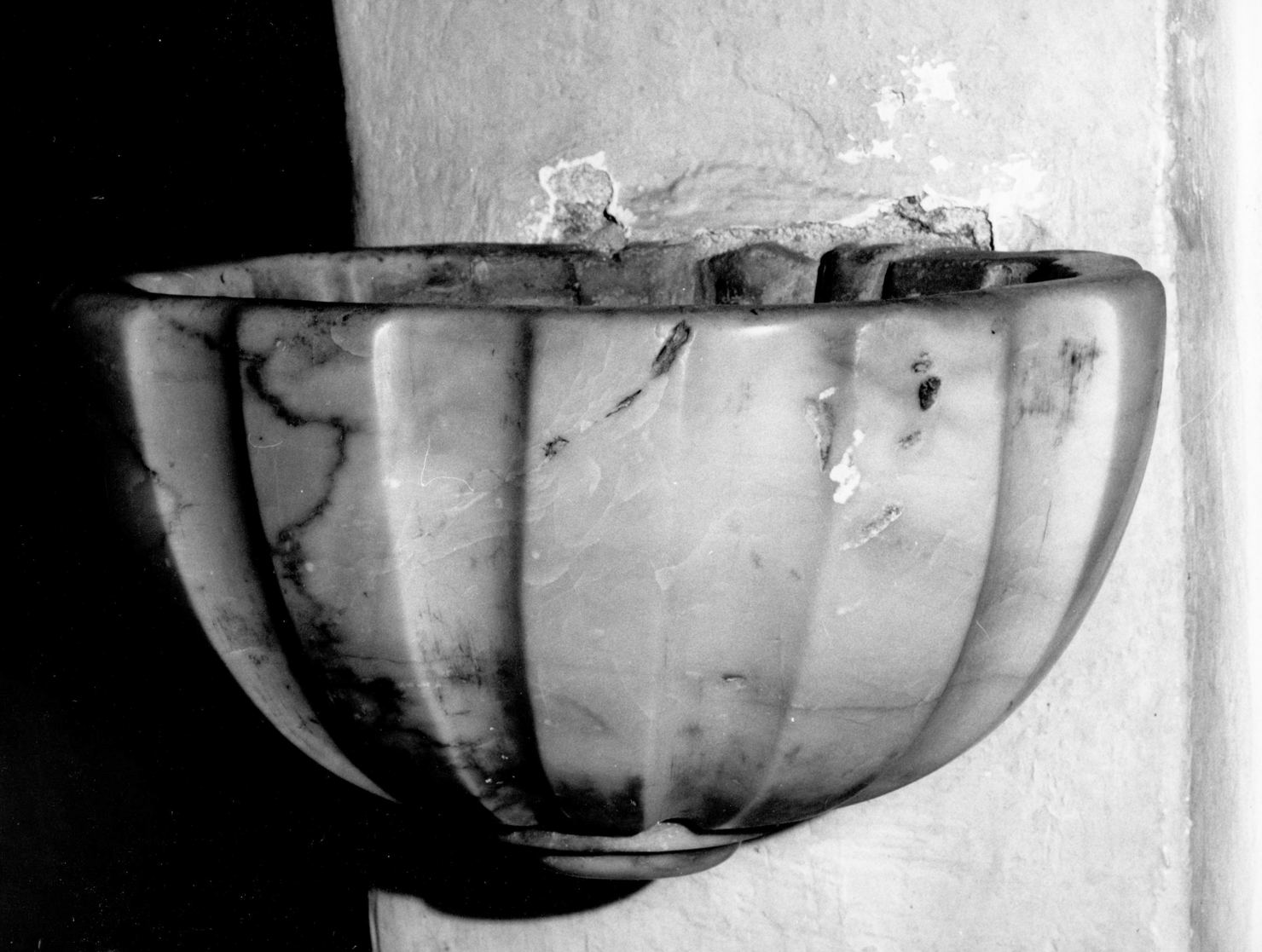 acquasantiera da parete, serie - bottega amiatina (sec. XIX)