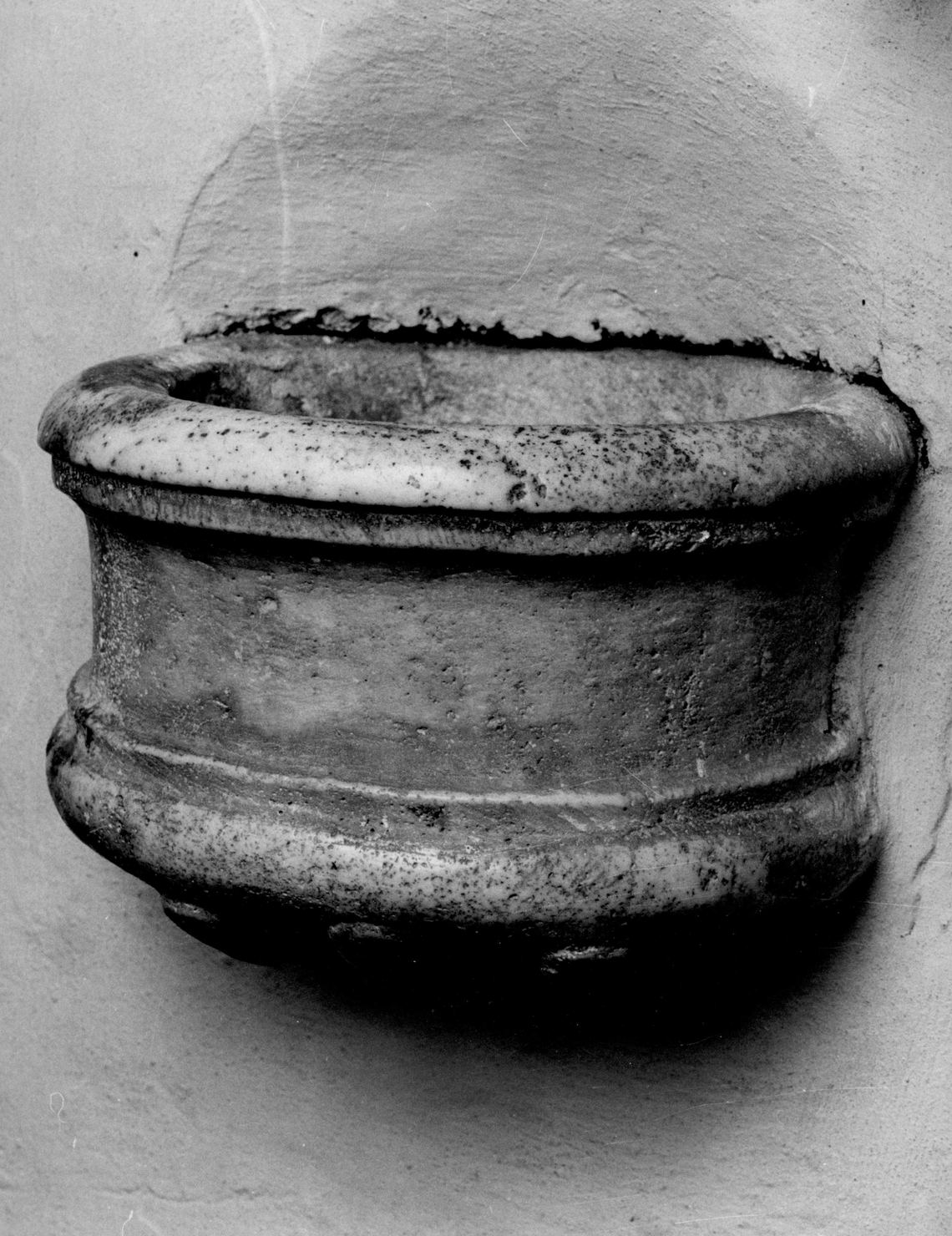 acquasantiera da parete - bottega amiatina (sec. XVII)