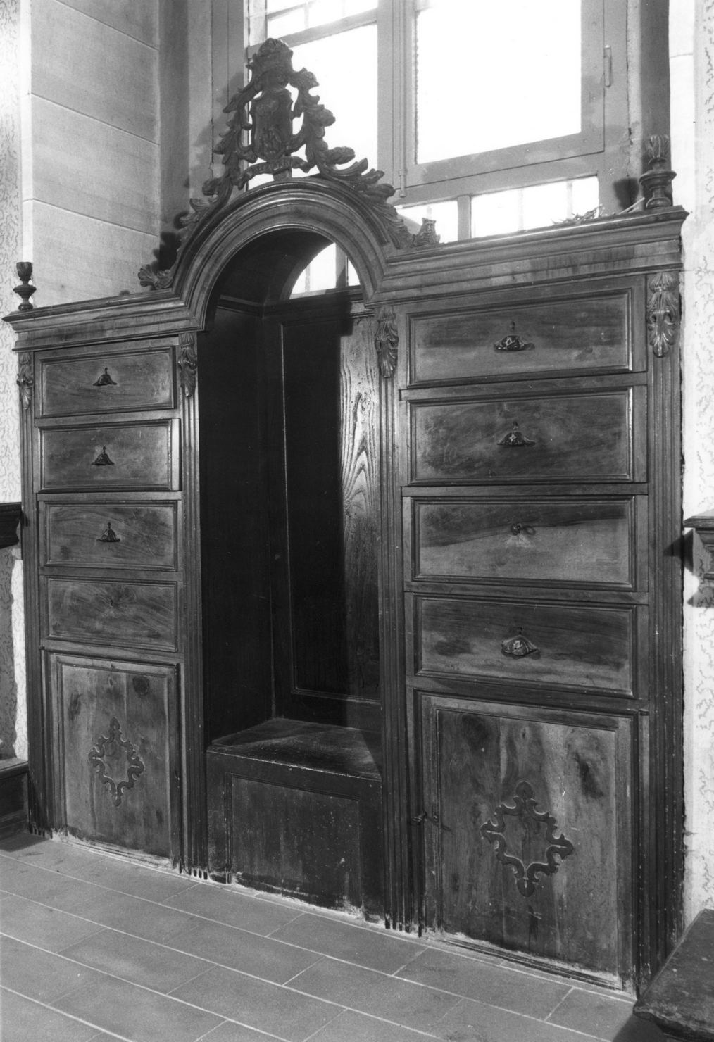 stemma gentilizio della famiglia Bizzarri (mobile da sacrestia, opera isolata) - bottega amiatina (inizio sec. XX)