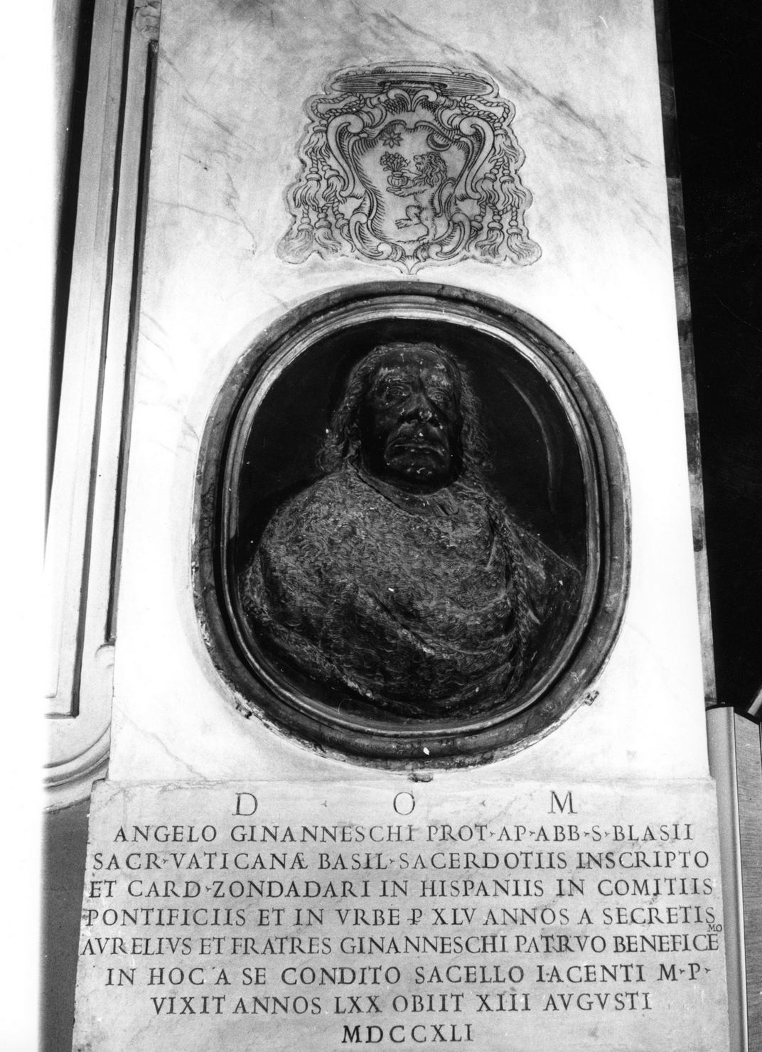 stemma e ritratto di Angelo Ginanneschi (lapide tombale, opera isolata) - bottega toscana (secondo quarto sec. XVIII)