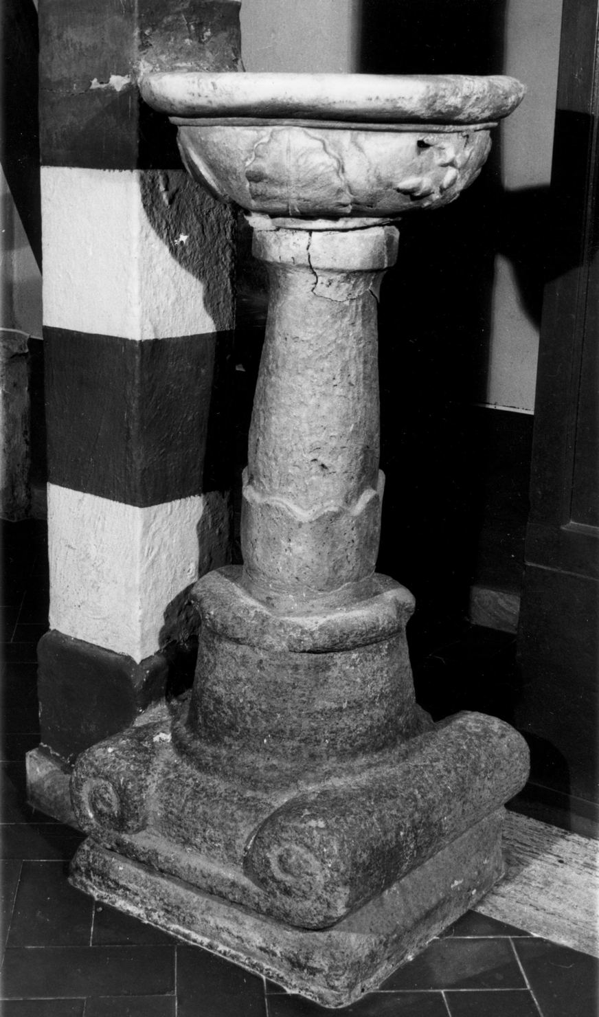 acquasantiera - a fusto, opera isolata - bottega amiatina (inizio sec. XVIII)