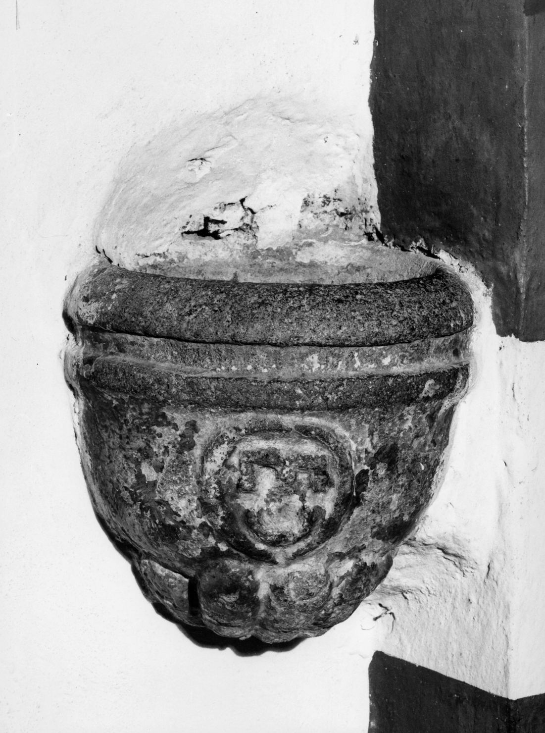 acquasantiera da parete, opera isolata - bottega amiatina (sec. XVII)